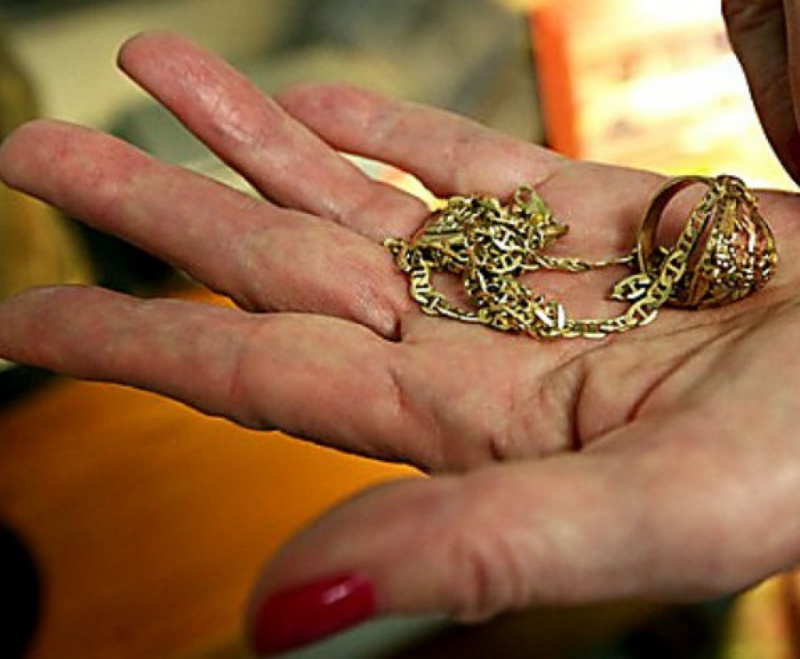 Жительница Оренбурга похитила золото из ломбарда